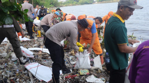 Wakapolres Kepulauan Seribu Hadiri Kegiatan “Jaga Jakarta Bersih” Forkopimko Jakarta Utara di Pantai Marunda