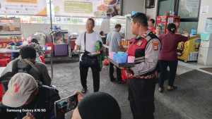 Polsek Metro Penjaringan Tebar Kepedulian Lewat Jumat Peduli, Ratusan Paket Makanan Dibagikan kepada Warga dan Pekerja Lapangan