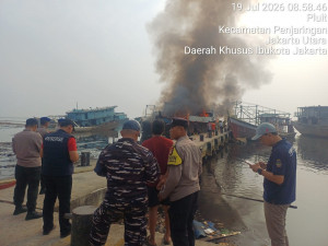 Tiga Kapal Terbakar di Dermaga Kaliadem Muara Angke, Polisi Amankan Lokasi