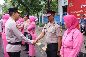 Kapolres Kepulauan Seribu Pimpin Upacara Kenaikan Pangkat 27 Personel