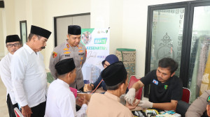 Jumat Sehat, Polisi Layani Kesehatan Warga di Masjid Al Fattah