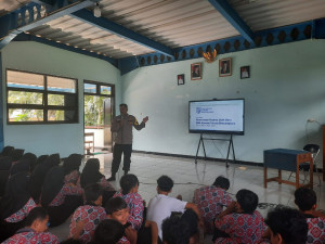 Bhabinkamtibmas Pulau Lancang Kenalkan SMA Kemala Taruna Bhayangkara Siapkan Generasi Muda Berkarakter Polisi Masa Depan