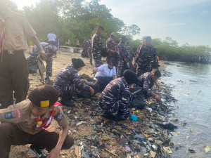 Bersihkan Pantai dan Jaga Pariwisata, Lanal Bintan Beraksi Untuk Negeri
