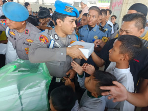 Jumat Peduli, Sipropam Polres Metro Jakarta Utara Bagikan 200 Nasi Kotak kepada Jemaah di Masjid Babah Alun