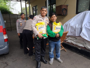Polsek Kelapa Gading dan Bulog Gelar Gerakan Pangan Murah, Warga Dapatkan Beras SPHP dengan  Harga Terjangkau