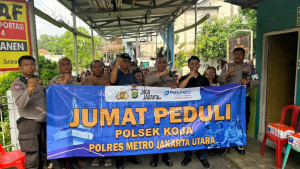 Polsek Koja Gelar Bakti Sosial Jumat Peduli Salurkan Bantuan Sembako Untuk Warga Rawa Badak Selatan