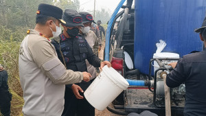 Polda Kalteng Optimalkan Serbuk Tepung Singkong "Hertindo AF31", Untuk Padamkan Bara di Lahan Gambut