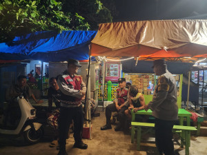 Patroli Malam Gabungan, Polsek Kepulauan Seribu Utara Perkuat Siskamling dan Sosialisasikan Layanan 110