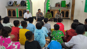 Sentuhan Humanis Polisi, Kapolsek Pademangan Berbagi dengan Anak Yatim Piatu di Kampung Muka