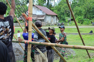 Anggota Satgas TMMD Ke 126 Kodim 1505/Tidore dan Warga Kompak Siapkan Pengecoran Tiang Masjid