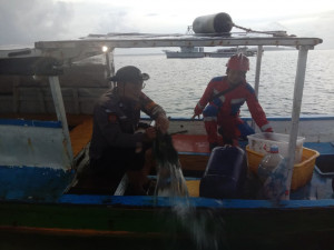 Polisi dan Damkar Sigap Evakuasi Kapal Nelayan Bocor di Perairan Barat Pulau Putri