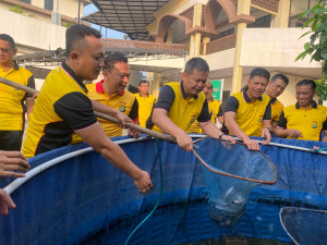 Kapolres Metro Bekasi Kota Panen Lele di Kolam Bioplog, Ribuan Ekor Langsung Ditebar untuk Warga