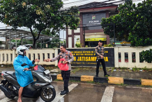 Polsek Jatisampurna Bagikan Takjil Ramadhan kepada Masyarakat dan Berikan Edukasi Tertib Lalu Lintas