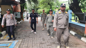 Kapolsek Kepulauan Seribu Selatan Pimpin Patroli Jalan Kaki di Pulau Tidung