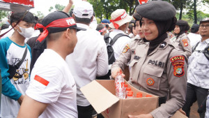Polisi Bagikan Air Mineral dan Roti ke Massa Aksi Guru Honorer di DPR