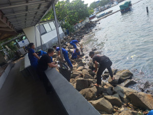 Satpolairud Polres Kepulauan Seribu Gelar Aksi Bersih Pantai di Marina Ancol