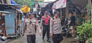 Polisi Gelar Patroli Jalan Kaki di Pademangan Barat, Dukung Program “Jaga Lingkungan”