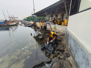 Polres Kepulauan Seribu dan Jajaran Polsek Gelar Jumat Bersih Serentak, Perkuat Sinergi dan Kepedulian Lingkungan