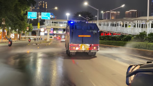 Brimob Metro Jaya Semprot Jalan di Jakarta-Tangsel-Bekasi Antisipasi Abu Vulkanik Anak Krakatau