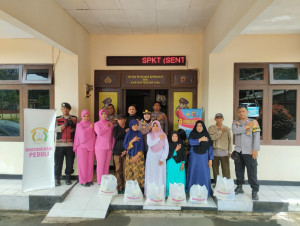 Program Polisi Baik Berbagi, Warga Megamendung Terima Bantuan Sembako