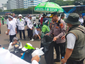 Pelayanan Humanis Polisi di Aksi Guru Madrasah, Bagikan Roti hingga Air Mineral