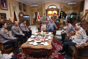 Jajaran Divhumas Polri Laksanakan Anjangsan Ke Jend. Pol (Purn) Da'i Bachtiar