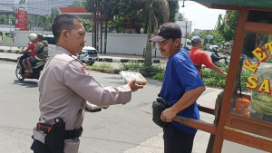 Polsek Metro Penjaringan Gelar Jumat Berkah, Berbagi Makanan Siap Saji kepada Masyarakat