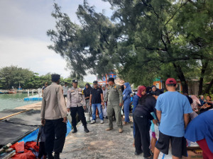 Polsek Kepulauan Seribu Selatan Menggelar Pengamanan Distribusi Pangan Bersubsidi di Pulau Lancang