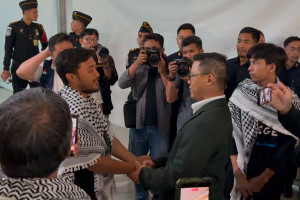 Menlu Sugiono Jemput Langsung WNI yang Bebas dari Tahanan Israel di Bandara Soetta
