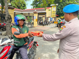 Polsek Metro Penjaringan Gelar Jumat Berkah Bagikan Ratusan Makanan Siap Saji Untuk Warga dan Pengemudi