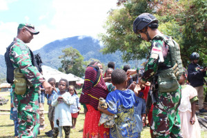 Kodim 1714/Puncak Jaya Peduli Pengungsi dan Salurkan Bantuan Kemanusiaan di Kampung Tirineri
