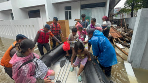 Tim SAR Brimob Metro Jaya Bantu Evakuasi Warga Terdampak Banjir di Tangerang