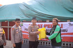 Polres Kepulauan Seribu Gelar Jumat Peduli Bagikan Sembako dan Layanan Kesehatan Untuk Pengemudi Ojek Online