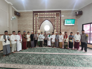 Cooling System Humanis, Kapolsek Bekasi Barat Sholat Jumat Bersama Warga di Masjid Al-Huda