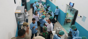 Polisi dan Pemerintah Pastikan Penyaluran Menu Bergizi Gratis untuk Pelajar di Koja Berjalan Aman