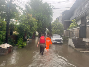 Respons Cepat Banjir Pondok Karya, Ditsamapta Polda Metro Jaya Turun Evakuasi Warga