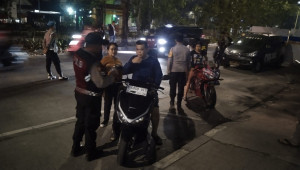 Jaga Jakarta, Jaga Lingkungan : Polsek Metro Penjaringan Amankan Terduga Pelaku Pencurian Kabel dan Tertibkan Kendaraan Tanpa Surat saat KRYD
