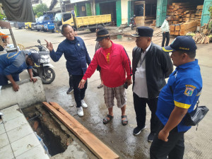 Lurah Kalibaru Gerecep Tindaklanjuti Aduan Warga, Saluran Air RW 08 Kembali Lancar