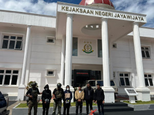 Satgas Damai Cartenz dan Polres Yahukimo Serahkan Tersangka Kasus Penyerangan Naskes dan Guru Ke Kejaksaan Jayawijaya
