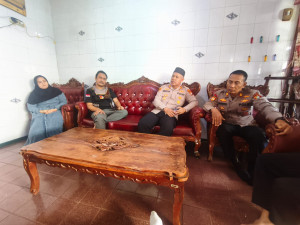 Empati dan Peduli Kapolsek Bekasi Barat Menjenguk Anggota yang Sakit di Harapan Jaya Bekasi Utara