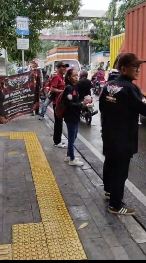 Tebar Kebaikan di Bulan Suci, LBH Harimau Raya Bagikan Takjil di Kalideres