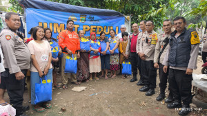 Polsek Pademangan Gelar "Jumat Peduli", Bagikan Paket Sembako untuk Warga Kurang Mampu di Slum Area Ancol