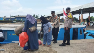 Sinergi TNI-Polri Amankan Dermaga Pulau Wisata dan Permukiman, Pastikan Aktivitas Penumpang Lancar dan Aman