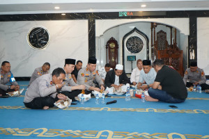 Jumat Peduli, Kapolres Metro Jakut Makan Siang Bersama Jamaah Masjid Madani