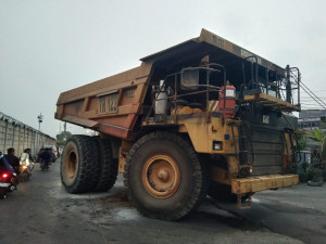 Dump Truck Terbakar di Permukiman Padat Kalibaru, Aktivitas Kendaraan Berat Disorot Warga