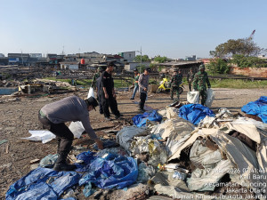 Kerja Bakti Nasional di Pesisir Kalibaru, Ratusan Personel Turun Bersihkan Lingkungan Pantai Cilincing
