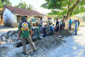 Semangat Kebersamaan Satgas TMMD ke-129 Kodim 1505/Tidore dan Warga Terus Menggelora di Lokasi Pembangunan Drainase