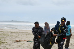 Peringati Hari Maritim Sedunia Tahun 2025, Lanal Simeulue Bersama Stakeholder Maritin Laksanakan Bersih Pantai di Kawasan Konservasi Penyu