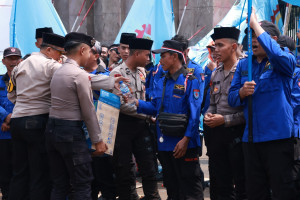 Polisi Bagikan Air Mineral dan Roti di Tengah Aksi Buruh