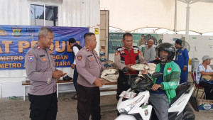 Polsek Penjaringan Gelar Bakti Sosial di Masjid Al-Qohar: 500 Paket Sembako Dibagikan untuk Pengemudi Ojol